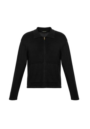 Schwarzer langärmeliger Zip-Up-Pullover mit Kragen und zwei vorderen Taschen, vor einem weißen Hintergrund dargestellt.