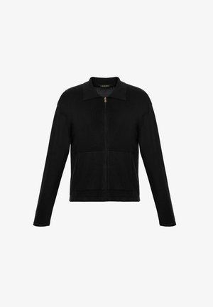 Schwarzer langärmeliger Zip-Up-Pullover mit Kragen und zwei vorderen Taschen, vor einem weißen Hintergrund dargestellt.