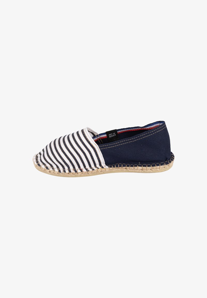 Espadrille rayée avec une tige en coton blanche et marine, une semelle en jute tissée et un design facile à enfiler. Comprend des détails cousus et une étiquette de marque.
