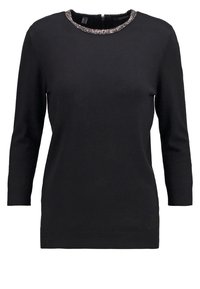 Zwarte trui met driekwartmouwen, ronde halslijn afgewerkt met een textuurrijke kralenboord, zachte stof, standaard pasvorm.