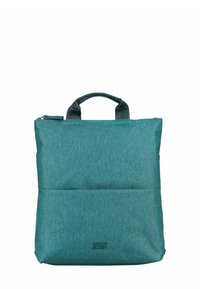 Sac à dos en tissu bleu-vert avec poignées courtes, un dessus zippé, une poche avant et une texture subtile. Présente un petit logo à la base.