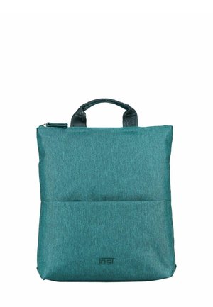 Sac à dos en tissu bleu-vert avec poignées courtes, un dessus zippé, une poche avant et une texture subtile. Présente un petit logo à la base.