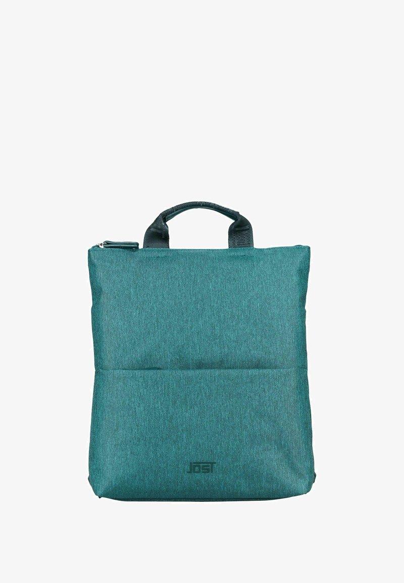 Sac à dos en tissu bleu-vert avec poignées courtes, un dessus zippé, une poche avant et une texture subtile. Présente un petit logo à la base.