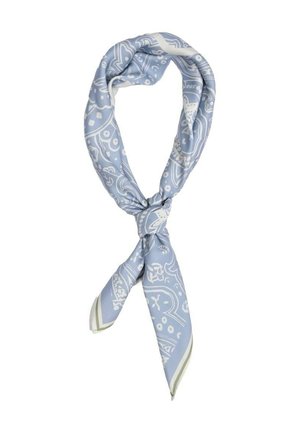 En blå silkesscarf med ett mönstrat design i vitt. Har en kräm- och grön kant, knuten i en knut som visar en mjuk textur.