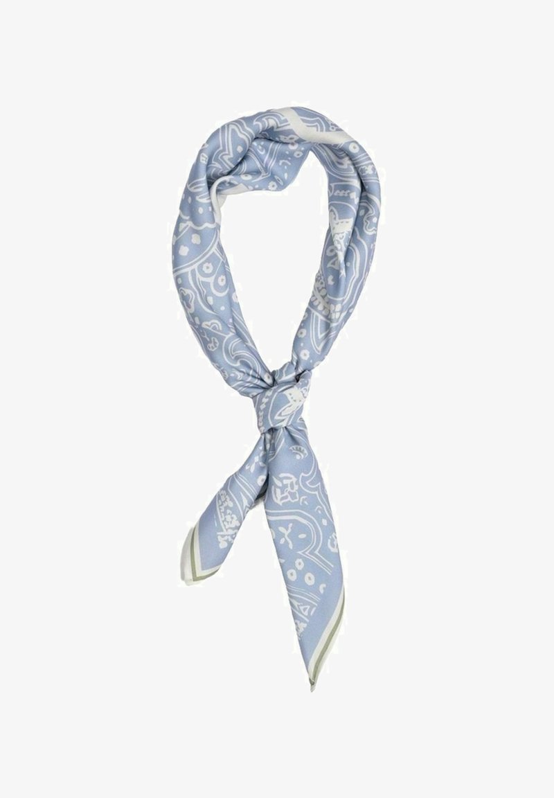 Blå silkeslør med et mønsterdesign i hvid. Har en cremet og grøn kant, bundet i en knude der viser den glatte tekstur.