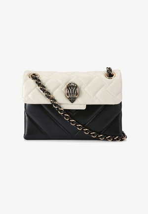 Borsa a spalla in pelle trapuntata bianca e nera con tracolla a catena dorata e chiusura decorativa con un design a mano. Forma strutturata con motivi a chevron.
