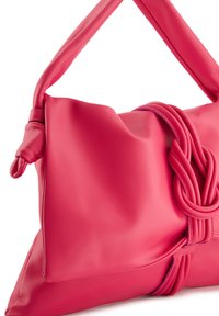 Rosa Ledertasche mit einem geknoteten Designdetail. Verfügt über eine weiche Textur und einen breiten Griff, der ihre einzigartige Form betont.