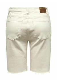 Pantalones cortos de mezclilla color beige claro con el dobladillo deshilachado, dos bolsillos traseros y una etiqueta de cuero marrón en la cinturilla. Diseño clásico de cinco bolsillos.