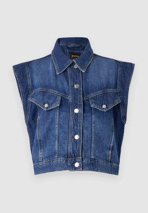 Gilet di denim con colletto, senza maniche, tasche anteriori e dettagli con bottoni argentati. Colore blu scuro con texture sbiadita.