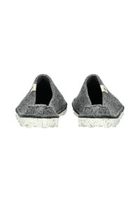 Šedé nazouvací boty s texturovaným povrchem a bílou skvrnitou gumovou podrážkou. Otevřený zadní design, nízký profil s minimálním zdobením.