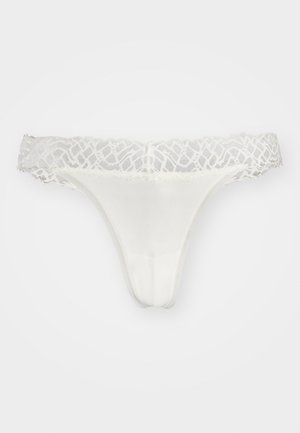 Witte kanten string met een delicate kanten tailleband met geometrische patronen, een gladde stof en een minimalistisch bedekkingsontwerp.