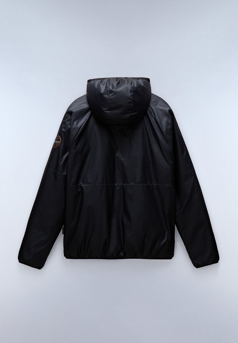 Czarna, wodoodporna kurtka puchowa z kapturem. Posiada elastyczne mankiety, ściągnięty w pasie oraz okrągłą naszywkę z logotypem na lewym ramieniu.