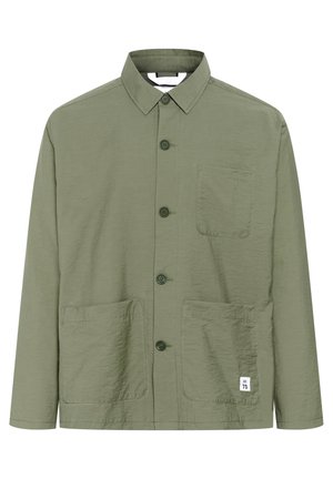 Camisa de botones color verde oliva con cuello, dos bolsillos frontales y una etiqueta en el dobladillo. Tela ligera y texturizada, con corte recto.