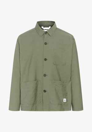 Camisa de botones color verde oliva con cuello, dos bolsillos frontales y una etiqueta en el dobladillo. Tela ligera y texturizada, con corte recto.
