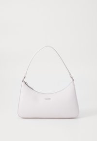 Vaaleanpunainen olkalaukku, valmistettu sileästä nahasta, jossa on kaareva muoto, ylävetoketju ja hopeinen logodetalji edessä.