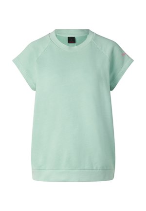 Bluza z krótkim rękawem w miętowym kolorze, z okrągłym dekoltem i delikatnym różowym napisem na lewym rękawie, na jednolitym białym tle.