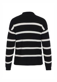 Strikkegenser i marineblått med hvite horisontale striper. Den har høy hals, drop shoulder-sømmer og ribbet tekstur. Vanlig passform.