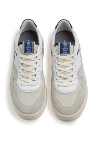 Sneaker bianchi e grigi con tomaia in rete e suede, lacci piatti, etichetta blu sulla linguetta e suola imbottita.