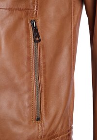 Braune Lederjacke mit einer seitlichen Reißverschlusstasche, glatter Textur und sichtbaren Nähten. Verfügt über schwarze Reißverschlussbeschläge.