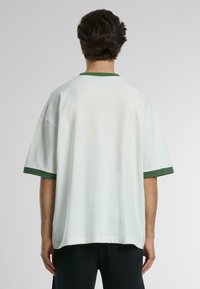 PROHIBITED CONTRAST TEE - Marškinėliai su spaudiniu - white