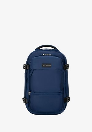 Granatowy plecak z nylonu z wieloma zamykanymi na zamek kieszeniami, regulowanymi paskami, teksturowanym uchwytem oraz czarną naszywką z logo na przodzie.