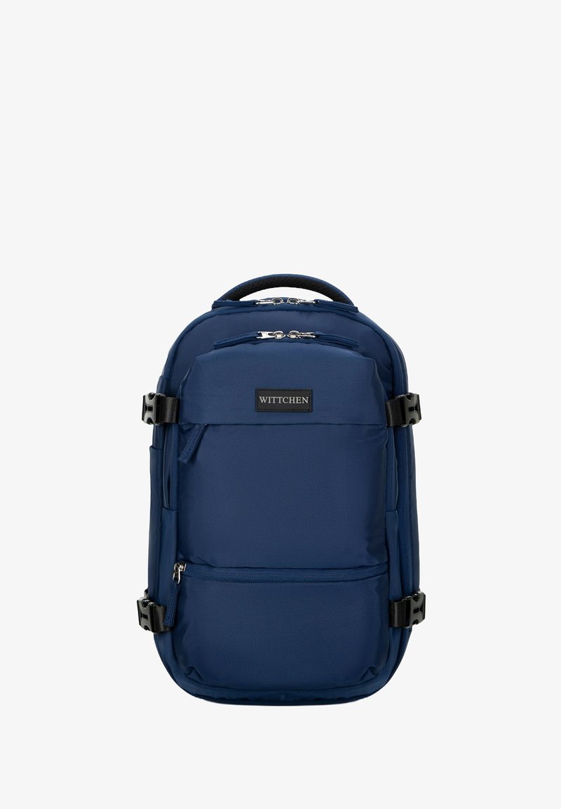Granatowy plecak z nylonu z wieloma zamykanymi na zamek kieszeniami, regulowanymi paskami, teksturowanym uchwytem oraz czarną naszywką z logo na przodzie.