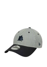 Cap aus gestreiftem hellgrauem und marineblauem Stoff, mit einem marineblauen Schild, einem gestickten Wolf-Logo und einem Größenanpassungsriemen auf der Rückseite.