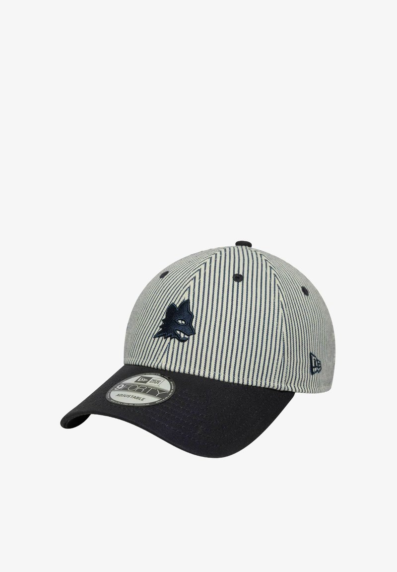 Cap aus gestreiftem hellgrauem und marineblauem Stoff, mit einem marineblauen Schild, einem gestickten Wolf-Logo und einem Größenanpassungsriemen auf der Rückseite.