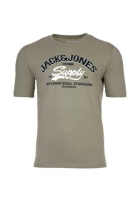 Oliivivihreä lyhythihainen t-paita, joka on valmistettu puuvillasta. Siinä on pyöreä kaula-aukko ja edessä valkoisella ja laivastonsinisellä olevat graafiset kuviot, joissa lukee "JACK&JONES".