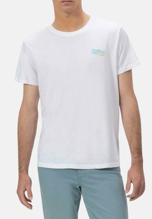 Camiseta de algodón blanca con mangas cortas, que presenta un pequeño logo multicolor en el lado izquierdo del pecho y un cuello redondo acanalado. Textura suave.