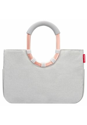 Sac fourre-tout en tissu gris clair avec une poignée arrondie en rose doré et une prise gris clair. Présente un design simple avec deux poches latérales.