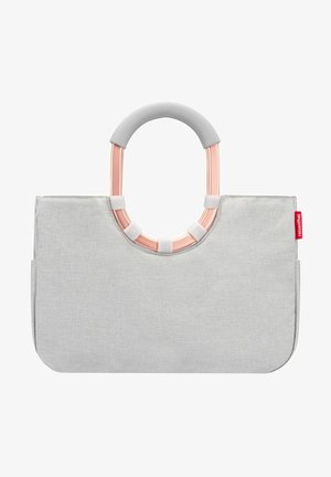 Helle graue Stofftasche mit einem runden, roségoldenen Griff und einem hellgrauen Griff. Verfügt über ein schlichtes Design mit zwei Seitentaschen.