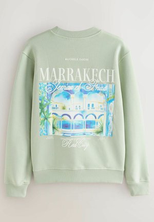 Mintgrøn sweatshirt med et trykt design af en marokkansk havescene med teksten "Marrakech" og "Red City" i hvid og blå accents.