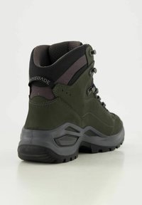 Hochschuh-Wanderschuh aus dunkelgrünem Wildleder mit schwarzen Stoffakzenten, ausgestattet mit Metallösen, einem gepolsterten Kragen und einer strukturierten Gummisohle.