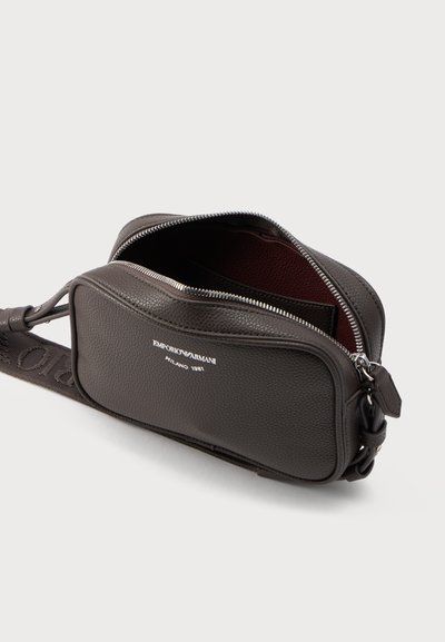 Μικρή μαύρη τσάντα Emporio Armani από κοκκώδες δέρμα με ασημί φερμουάρ μερικώς ανοιχτό και ρυθμιζόμενο ανάγλυφο ιμάντα.