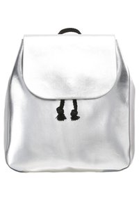 Sac à dos métallique argenté avec une fermeture à rabat, surface texturée, accents de cordon de serrage noirs, et une forme simple et arrondie.
