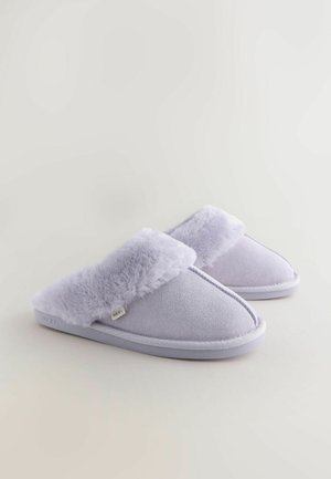 Heledad lilla sussid pehme kunstkarvase mansetiga ja seemisnahkse tekstuuriga. Omavad polsterdatud tallaga ja valge tikandiga detaili.