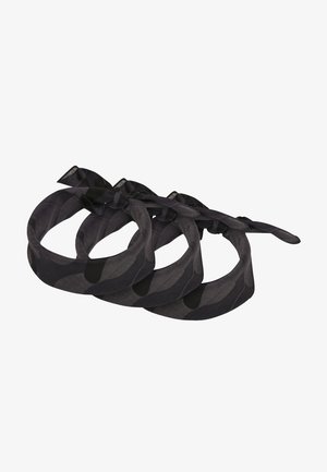 Ensemble de trois bandeaux noirs, fabriqués en tissu léger, présentant une texture lisse et un détail de nœud noué sur chacun.