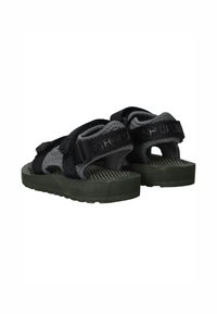 Zwarte en grijze sandalen met verstelbare banden, een gestructureerde voetbed en een dikke groene buitenzool voor verbeterde grip en comfort.