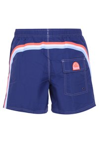 Pantaloni da bagno navy con vita elastica, strisce bianche e corallo da corsa, e una tasca posteriore con un patch logo. Realizzati in materiale a asciugatura rapida.