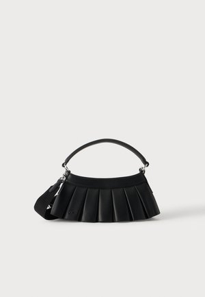 Sac à main noir plissé avec une petite anse et une sangle réglable plus large attachée, présenté sur un fond clair uni.