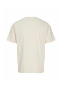 Απλό μπεζ κοντομάνικο T-shirt, εμφανίζεται από πίσω με στρογγυλή λαιμόκοψη και απλό σχέδιο.