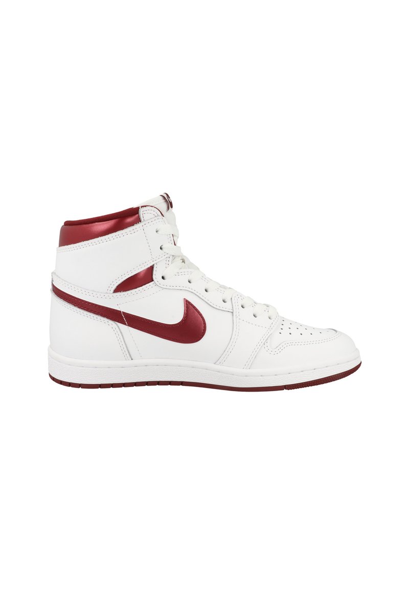 Zapatilla alta blanca de cuero, con un swoosh de Nike rojo y detalles en rojo, perforaciones en la puntera y una suela de goma texturizada.
