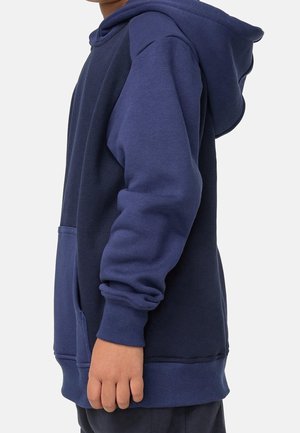 Felpa navy blue con maniche di colore contrastante. Presenta una tasca frontale, polsini a coste e un cappuccio regolabile. Texture morbida.