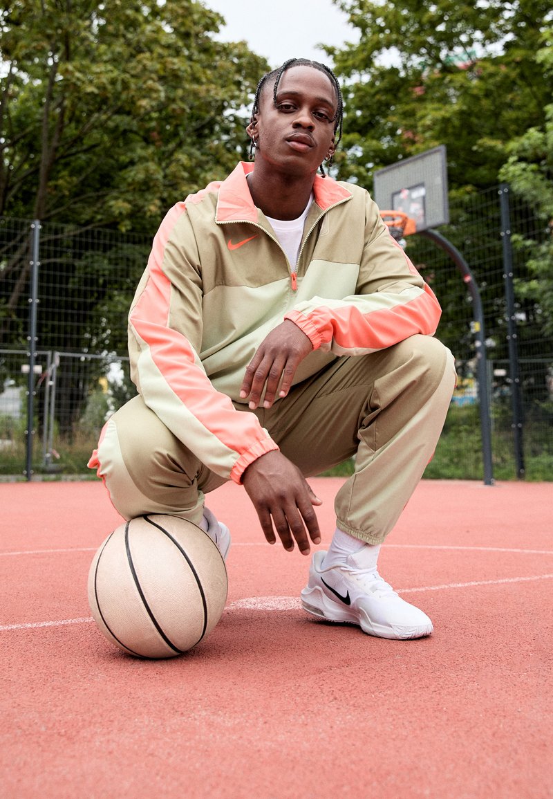Nike Performance NBA TRACKSUIT - Træningssæt - neutral olive/olive aura/hyper crimson
