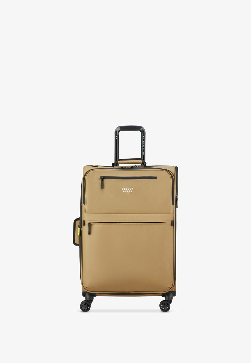 Valigia rigida di colore marrone chiaro con zip e dettagli neri. Presenta due tasche frontali, un manico telescopico e quattro ruote.