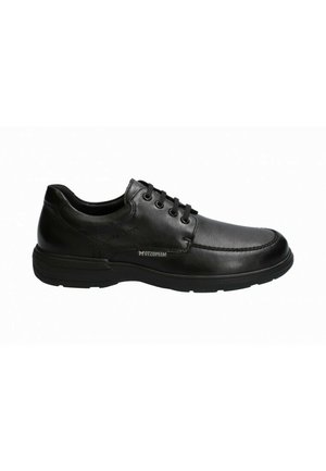 Chaussure en cuir noir avec un bout arrondi, un laçage et des accents texturés, soutenue par une semelle en caoutchouc noire.