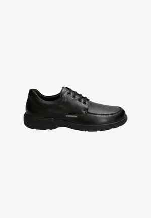 Chaussure en cuir noir avec un bout arrondi, un laçage et des accents texturés, soutenue par une semelle en caoutchouc noire.