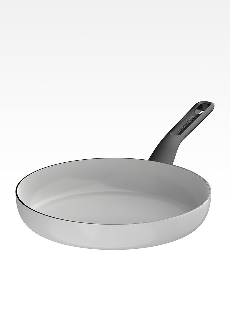 Sartén antiadherente con una superficie lisa y mate. Forma redonda, color gris claro y un mango negro texturizado con un agujero para colgar.