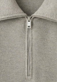 Maglione grigio con cerniera, realizzato in tessuto testurizzato, con zip argento sul davanti e design con collo alto.